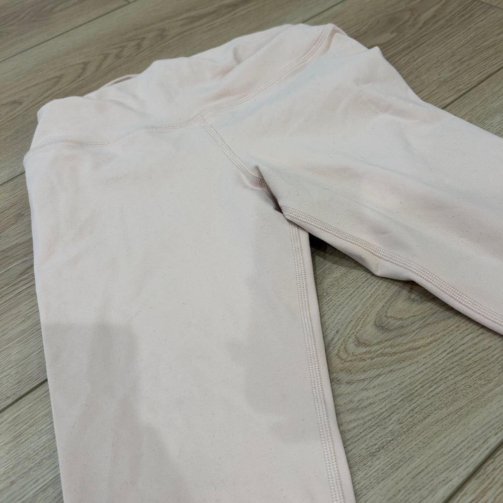 Women’s ALO Yoga High-Waist Airbush Leggings - Picture 4 of 5